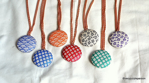 Making fabric button necklace